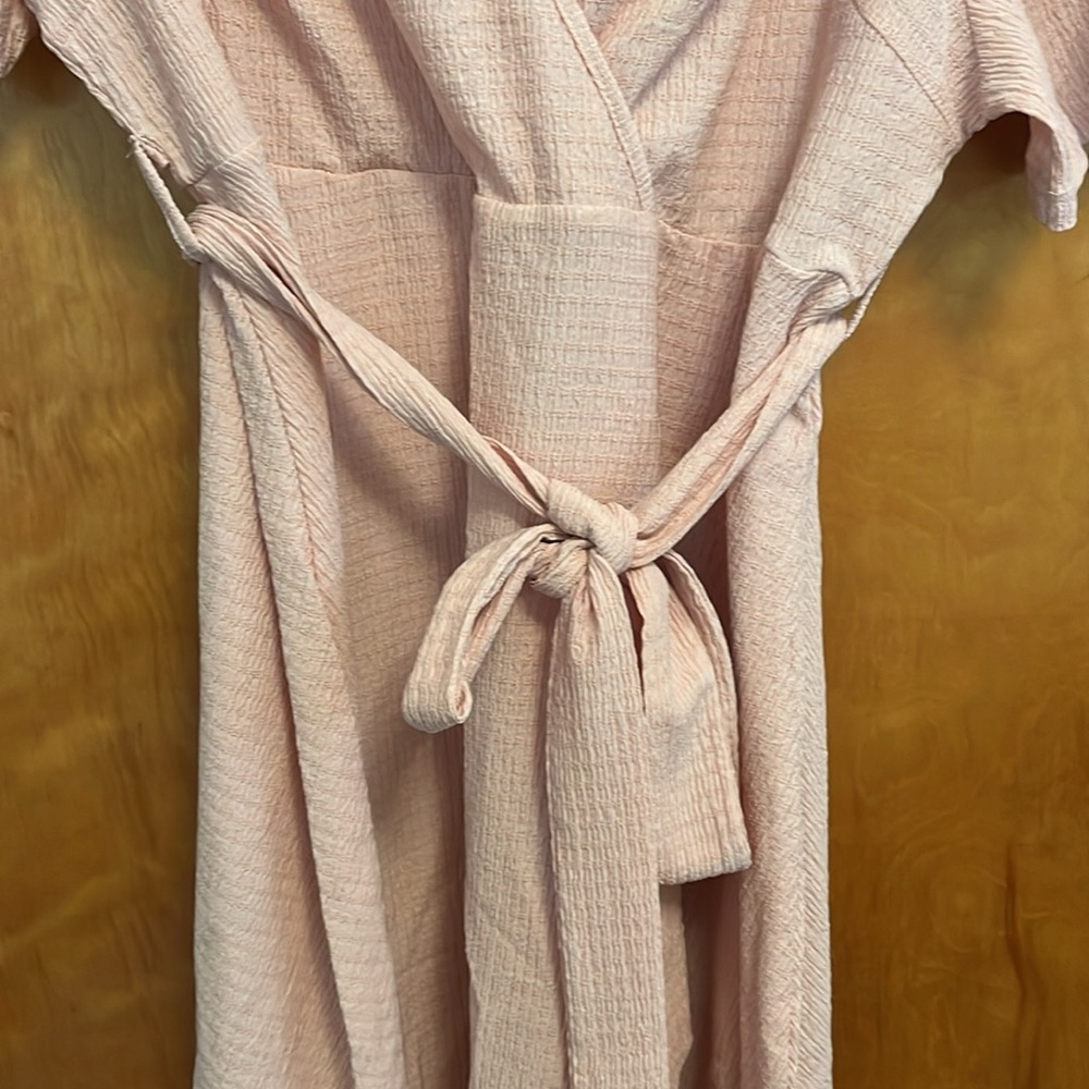Stretchy blush dress with tie - Picture 3 of 3